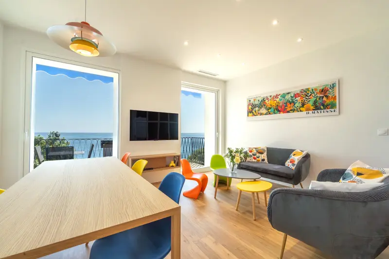 Salon d'un appartement pris en charge par Mystralia à Nice, baies ouvertes sur la mer